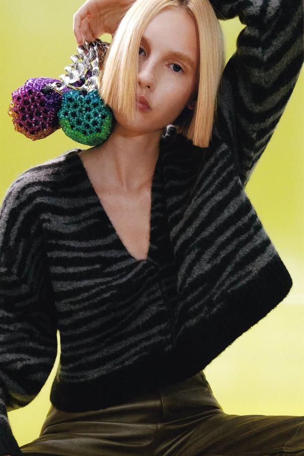 Una chaqueta con estampado animal en tonos ocuros puede convertirse en tu mejor aliada para los días de frío. Combínala con un bolso joya si vas a salir de noche. Chaqueta de punto de Zara (39,99 euros)