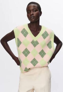 Imagen secundaria 2 - Chalecos, jerséis, vestidos, cárdigans: las prendas de punto con rombos estilo retro que debes tener este otoño-invierno