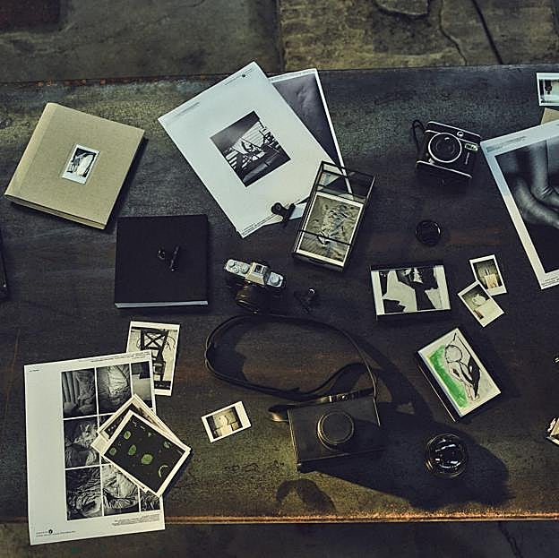 Imagen principal - La colección Photography de Zara Home es irresistible. La pantalla de cine cuesta 199 euros y el tocadiscos vintage, 349 euros.