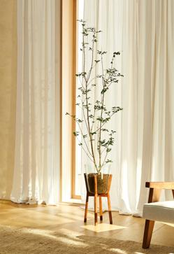 Imagen secundaria 2 - Las mesas geométricas de diseño de la colección Kessl Edition de Zara Home cuestan 149 euros, la camarera vintage, cuesta 249 eruos y el macetero de madera y cristal, 59.99 euros.