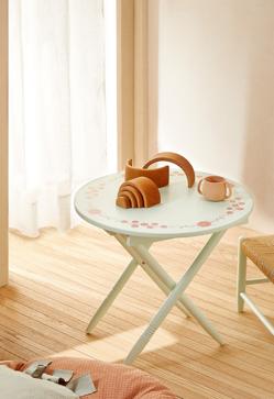 Imagen secundaria 2 - La colcha de estrellas está disponile desde 25.99 euros; la pizarra cuesta 49.99 euros y el conjunto de mesa y sillas, 69.99 y 39.99 euros.