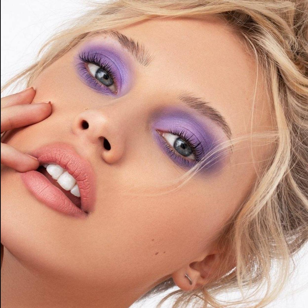 Pincha en la imagen para ver Estos son los clásicos productos de maquillaje que no pueden faltar en el neceser de las mujeres francesas de más de 50