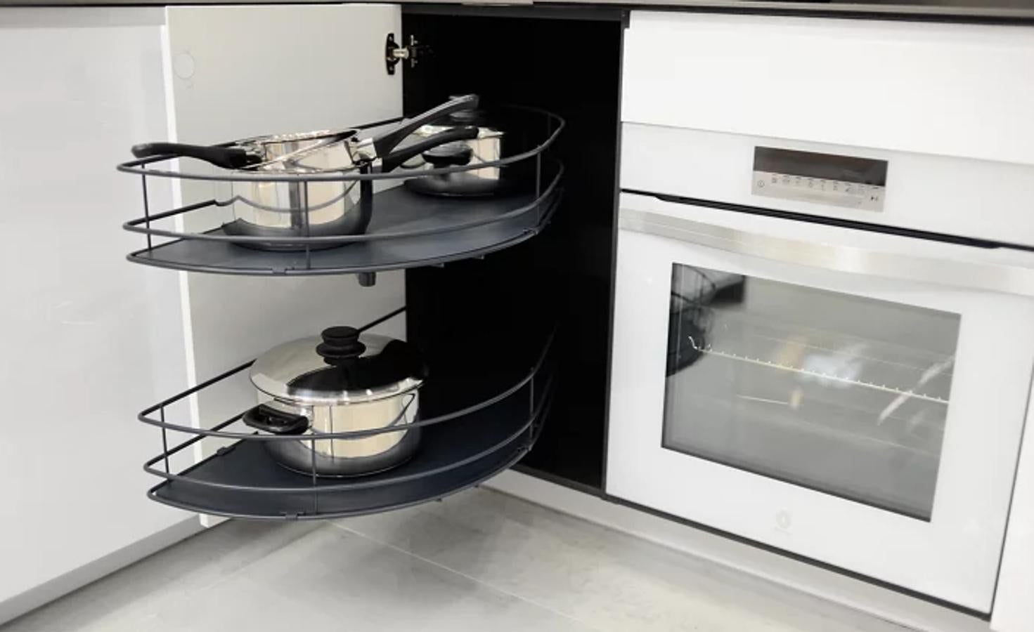 Accesorio extraíble destinado a la organización de utensilios en el interior de muebles de cocina de ángulo bajo. La estructura está fabricada en acero y acabada con pintura epoxi en color gris. Cuenta con amortiguadores integrados y dispone de freno para evitar el cierre brusco (215 euros en Leroy Merlin). 