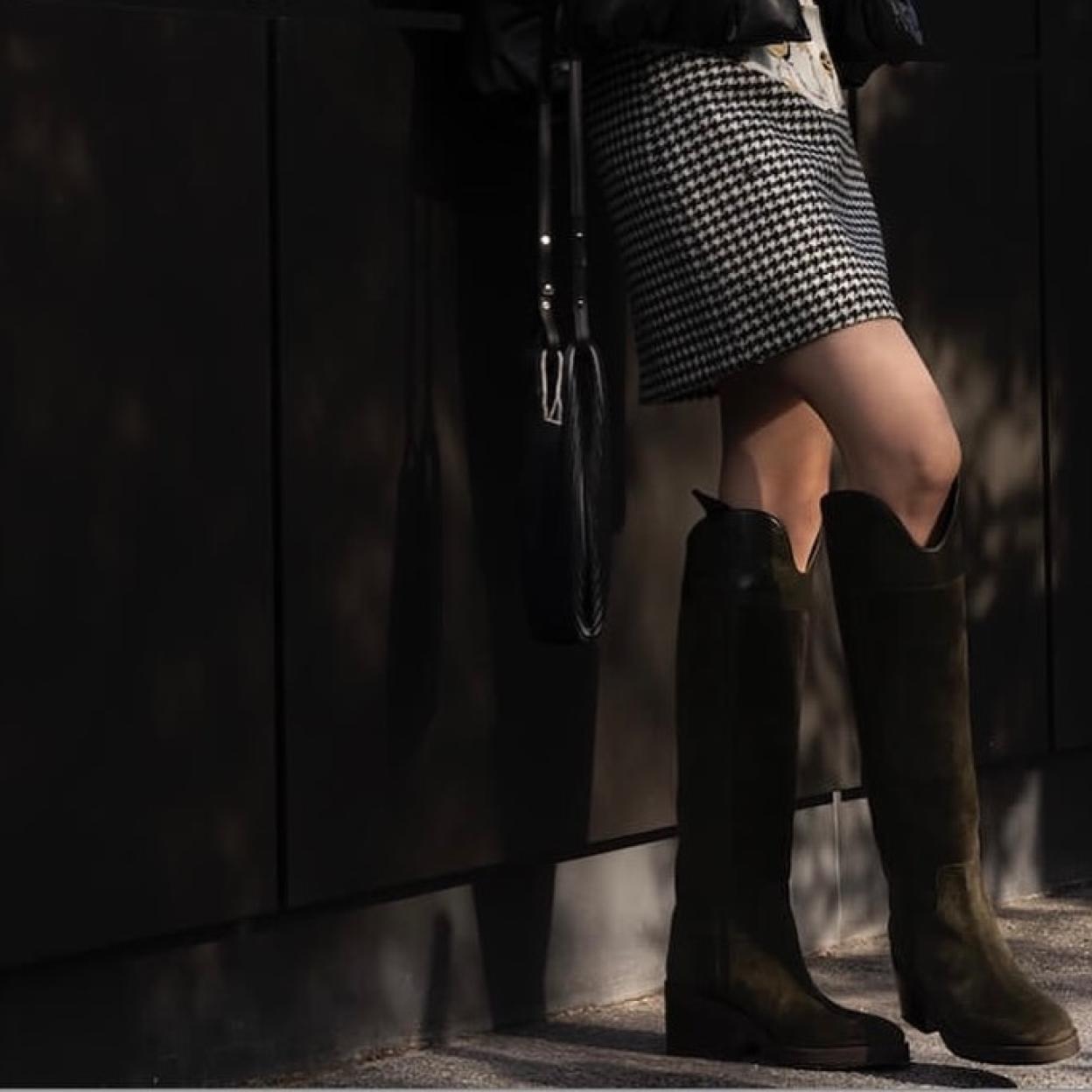 De punto, con cuadros o en tweed: La falda mini que buscas para sacar partido a tu sobrecamisa en efecto piel está en Mango