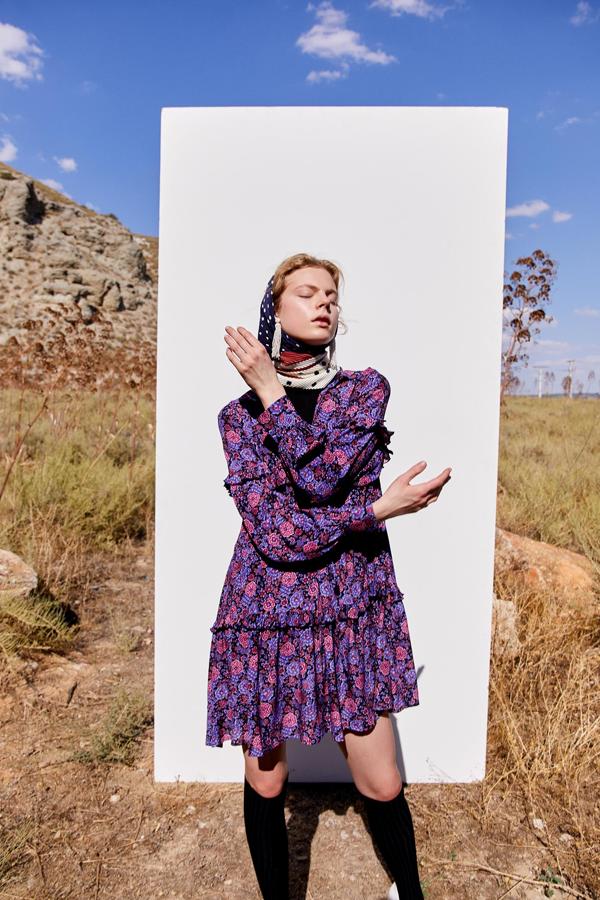 En tonos rosas y marrones, este vestido con estampado geométrico de cuadros es de Sfera, viene con escote con cremallera y diseño estructurado y cuesta 25,99 euros. Solo queda en las tallas S y M.