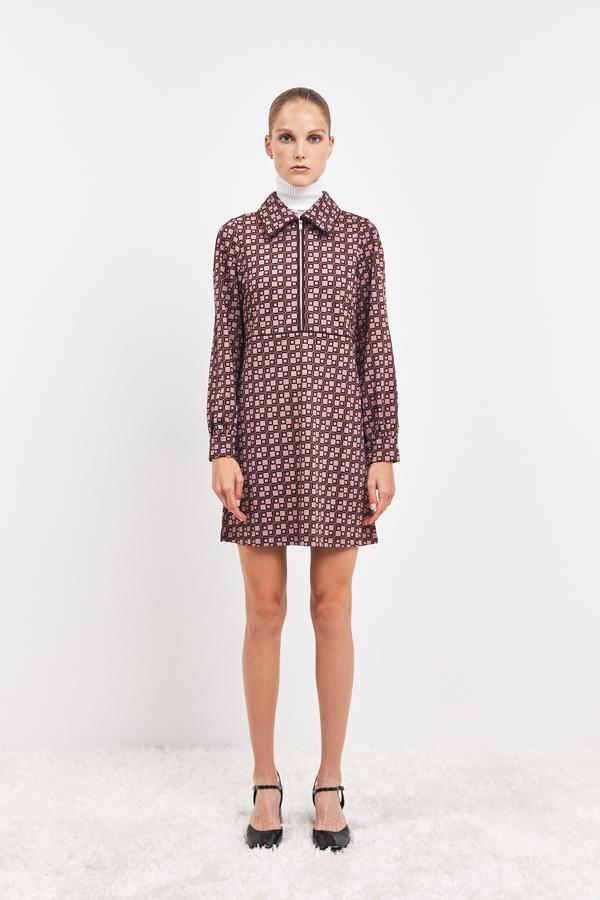 En tonos rosas y marrones, este vestido con estampado geométrico de cuadros es de Sfera, viene con escote con cremallera y diseño estructurado y cuesta 25,99 euros. Solo queda en las tallas S y M. 
