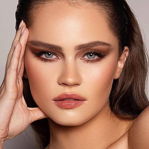 Beneficios antiedad de la crioterapia y cómo hacer el tratamiento en casa para conseguir la piel más firme (también en el contorno) y luminosa