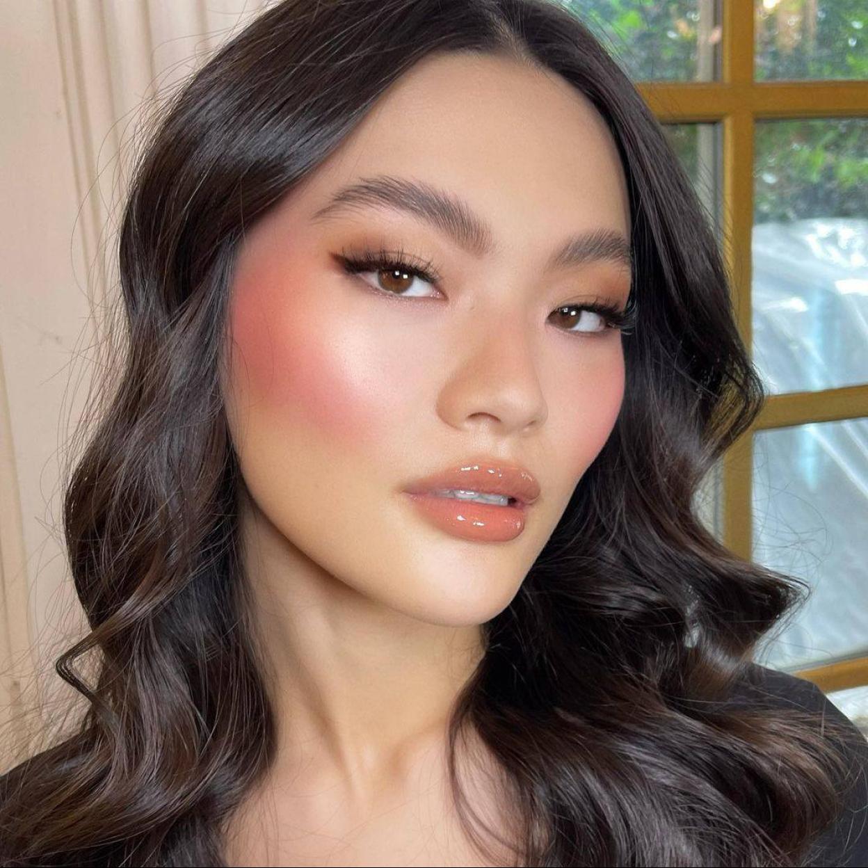 Pincha en la imagen para ver Ácido tranéxamico, vitamina C y niacinamida: la combinación de activos perfecta para una piel lisa, luminosa y rejuvenecida a partir de los 40