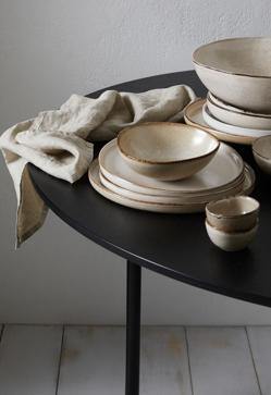 Imagen secundaria 2 - El mantel de lino lavado (disponible en más colores) cuesta 49.99 euros; el plato de cerámica pintado a mano, 24.99 euros la unidad, igual que el bol.