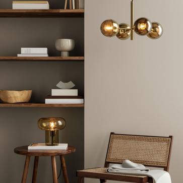 Imagen secundaria 1 - Las lámparas de madera y ratán están disponibles en H&M Home desde 119 euros; la lámpara de techo dorada de diseño cuesta 149 euros; y la lámpara de pie con base de mármol, 149 euros.