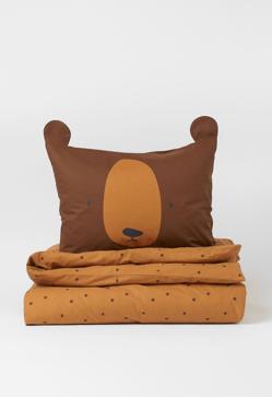 Imagen secundaria 2 - La alfombra infantil de juegos cuesta 49.99 euros; las mantas infantiles están disponibles desde 19.99 euros; y el conjunto de funda nórdica con cojín, cuesta 29.99 euros.
