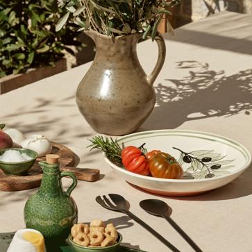 Imagen secundaria 1 - El mantel de lino lavado (disponible en más colores) cuesta 49.99 euros; el plato de cerámica pintado a mano, 24.99 euros la unidad, igual que el bol.