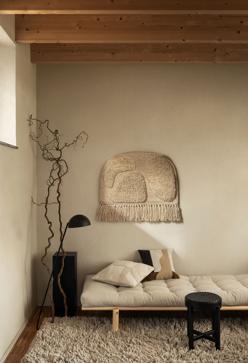 Imagen secundaria 2 - El sillón bajo de ratán cuesta 149 euros en H&M Home; la silla lounge negra cuesta 79 euros y el taburete de ratán, también disponible en color madera, cuesta 49.99 euros. 