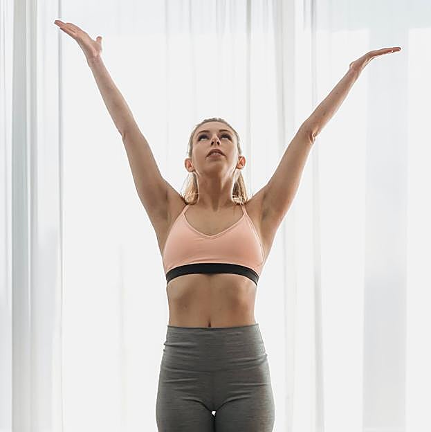 Tadasana, la postura de la montaña, un básico de yoga para promover tu paz interior, tranquilizarte y recuperar el equilibrio mental