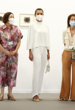 Imagen secundaria 2 - Letizia, con vestido de Michonet, de María Barragán y blusa capa de On Atlas.