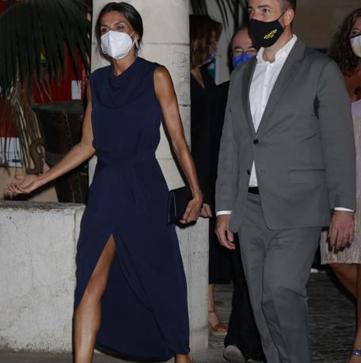 Imagen secundaria 1 - La Reina, con vestido blanco de Lolali, vestido azul noche de Galgon Studio y LBD sostenible de María Malo.