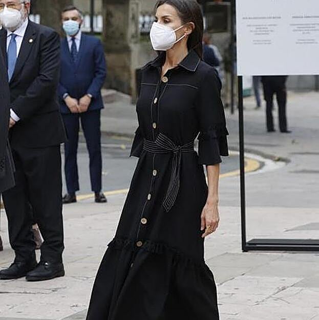Imagen principal - La Reina, con vestido de Leyre Doueil, blusa de Psophía y LWD de Lolali.