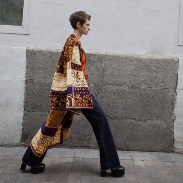 Imagen secundaria 1 - Los abrigos de punto estampados más bonitos, cómodos y rejuvenecedores que vas a llevar este invierno