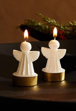 Imagen secundaria 2 - Las coronas de flores puedes encontrarlas desde 29.99 euros en Zara Home, y las velas de angelitos se venden en pack de 6 por 7.99 euros. La Flor de Pascua cuesta 17.99 euros en Colvin.