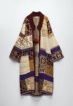 Imagen secundaria 2 - Los abrigos de punto estampados más bonitos, cómodos y rejuvenecedores que vas a llevar este invierno