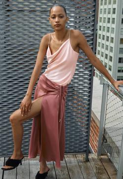 Imagen secundaria 2 - Las faldas midi satinadas más elegantes para tus looks con jersey y botas esta temporada