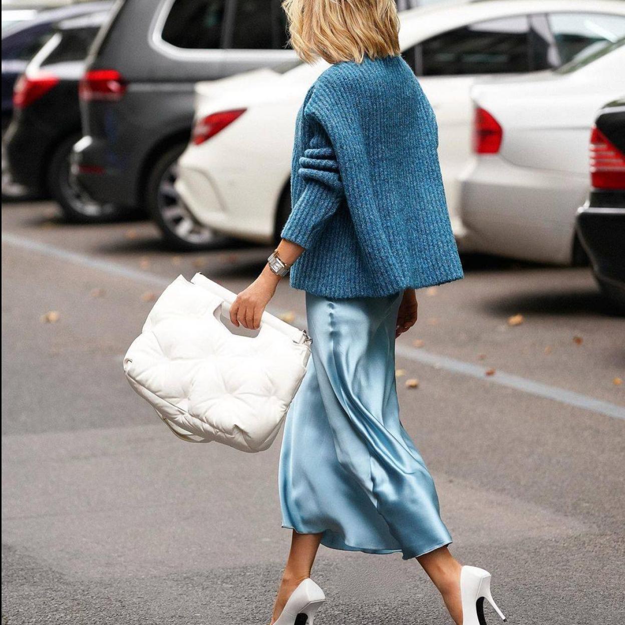 Pincha en la imagen para ver Las faldas estampadas que acaban de llegar a Mango y son perfectas para tus looks con jersey de punto y blazer