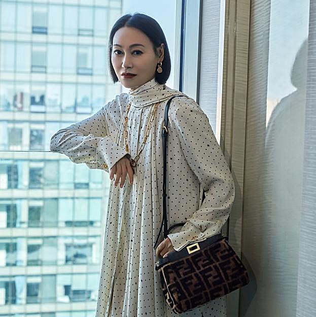 Kara Wai posa con bolso de Fendi. 