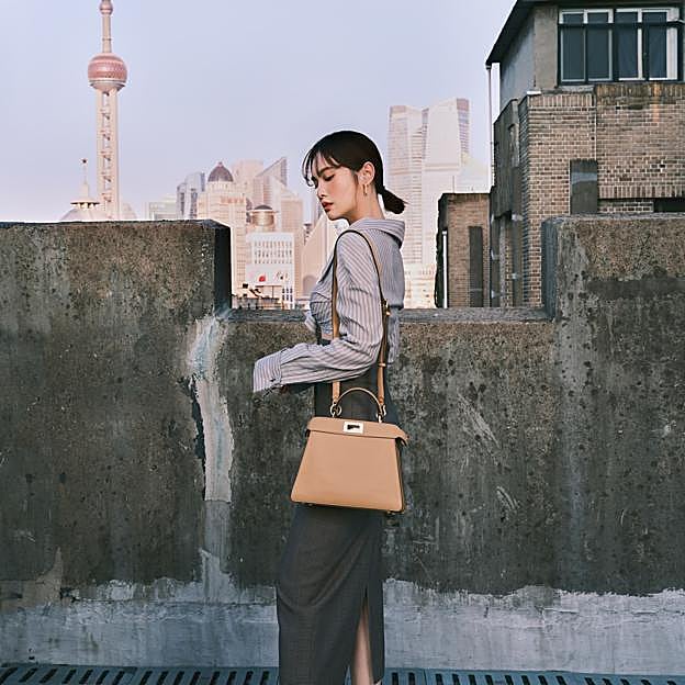 Rainie Yang con el bolso Peekaboo de Fendi.