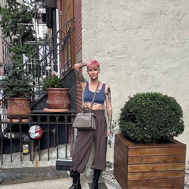 Ruby Rose posa con bolso de Fendi.