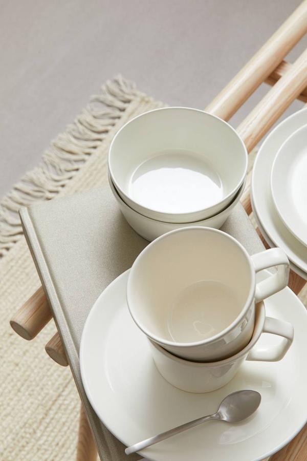 Unos cuencos siempre resultan útiles. Estos de cerámica están disponibles en tres colores: blanco, gris claro y negro. El pack de cuatro tiene un precio de 7,99 €.