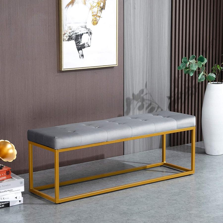 Hemos encontrado en Amazon un mueble de estilo muy elegante, gracias a su diseño de botones, estructura minimalista y contraste de colores del gris del asiento y las patas metálicas en color dorado.  Tiene un precio de 99,99 euros .