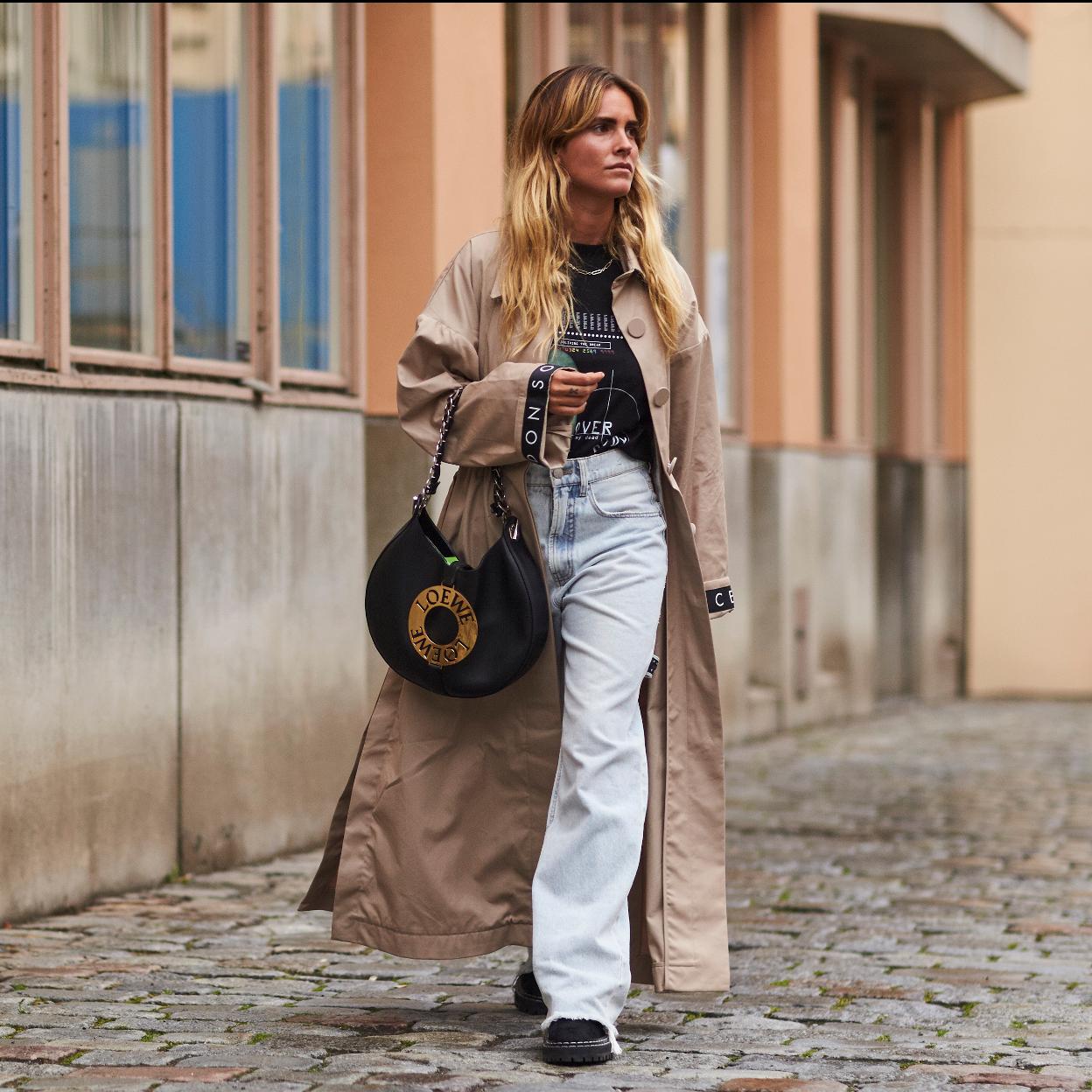 La camiseta de Zara que va a transformar tus looks con vaqueros y viene en tres colores