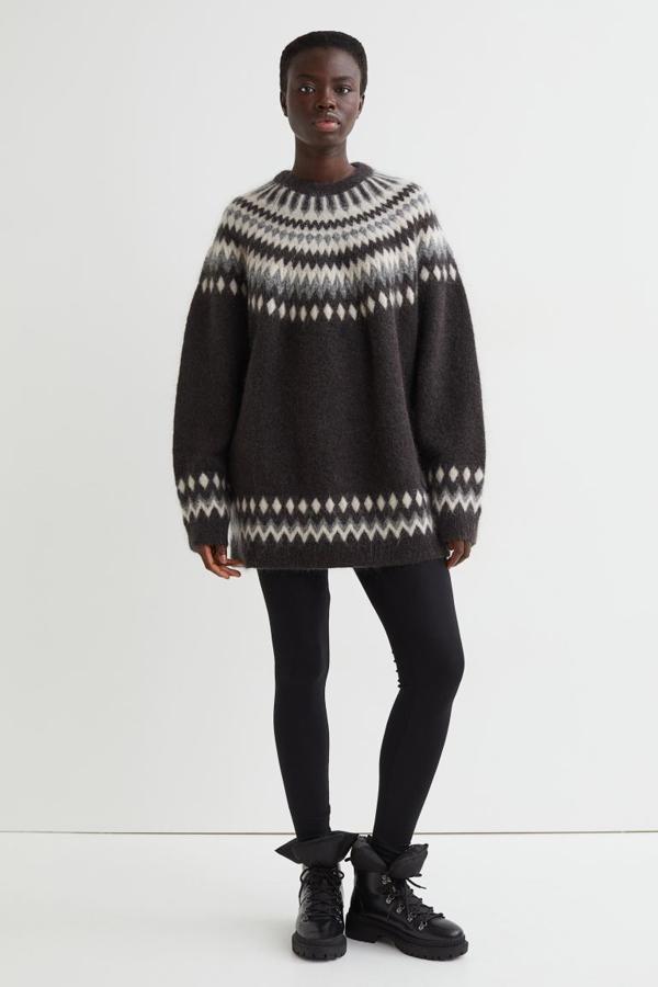 De venta exclusiva en la tienda online de H&M, este jersey de punto en mezcla de mohair en gris oscuro y estampado en claro y blanco es de diseño oversize con hombros caídos y remate de punto elástico de canalé en cuello, puños y bajo. Tiene un precio de 89,99 euros y solo queda en la talla M. 