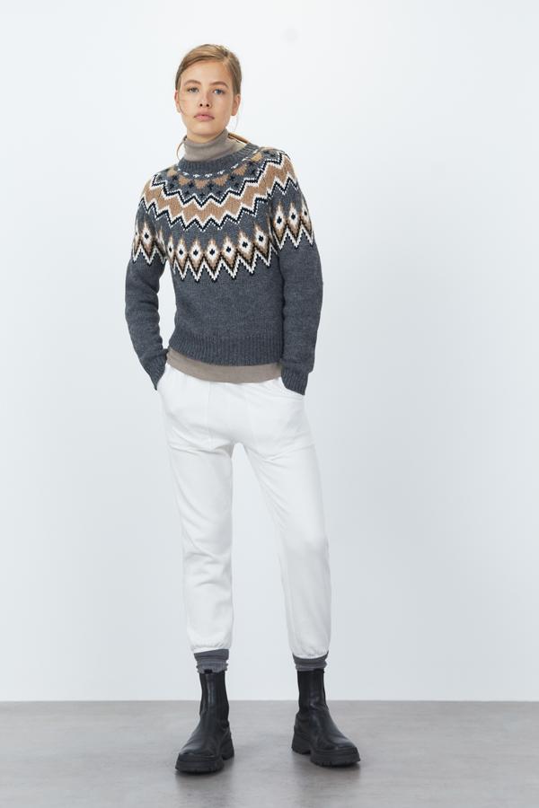 En color gris, con estampado en beige y en blanco, este jersey jacquard de Sfera con cuello caja y mangas largas tiene un precio de 25,99 euros y podemos encontrarlo en las tallas S, M y L. 