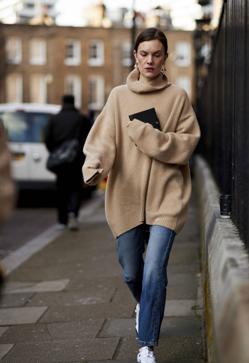 Imagen secundaria 2 - Jersey masculino, el básico al que recurren famosas e influencers para triunfar con sus looks del día a día (y estos son los más bonitos)