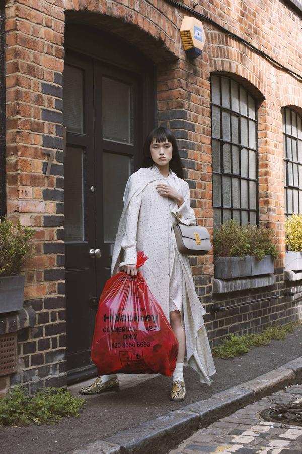 Vestido de satén blanco, de Fendi; bolso Vancouver de DeMellier, zapatos de Miista y calcetines de Falke.