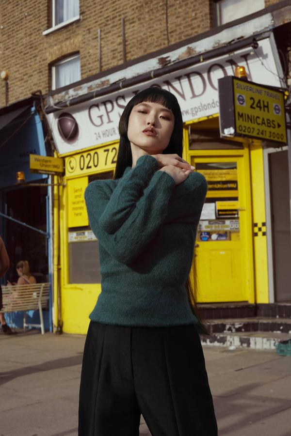 Jersey verde de Prada y pantalones de EsaúYori.