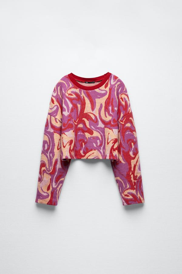 Un jersey con un bonito estampado multicolor para iluminar los días más grises. En tonos rojos, rosas y crema. Jersey  cropped  de Zara (19,99 euros) 