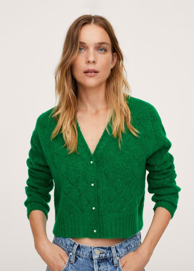 El cárdigan sigue siendo una de las prendas estrella de la temporada. Se llevan cortos, calados, en tonos vivos y con botones especiales, como las perlas. Chaqueta de punto de Mango (25,99 euros)