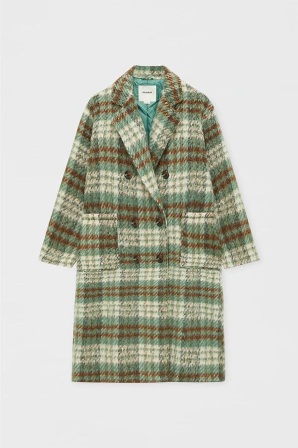 Los abrigos con estampado de cuadros pondrán la nota de color en los días más fríos del año. Este diseño de doble botonadura en tonos verdes es una de las opciones actuales más interesantes. Abrigo largo de Pull & Bear (49,99 euros). 