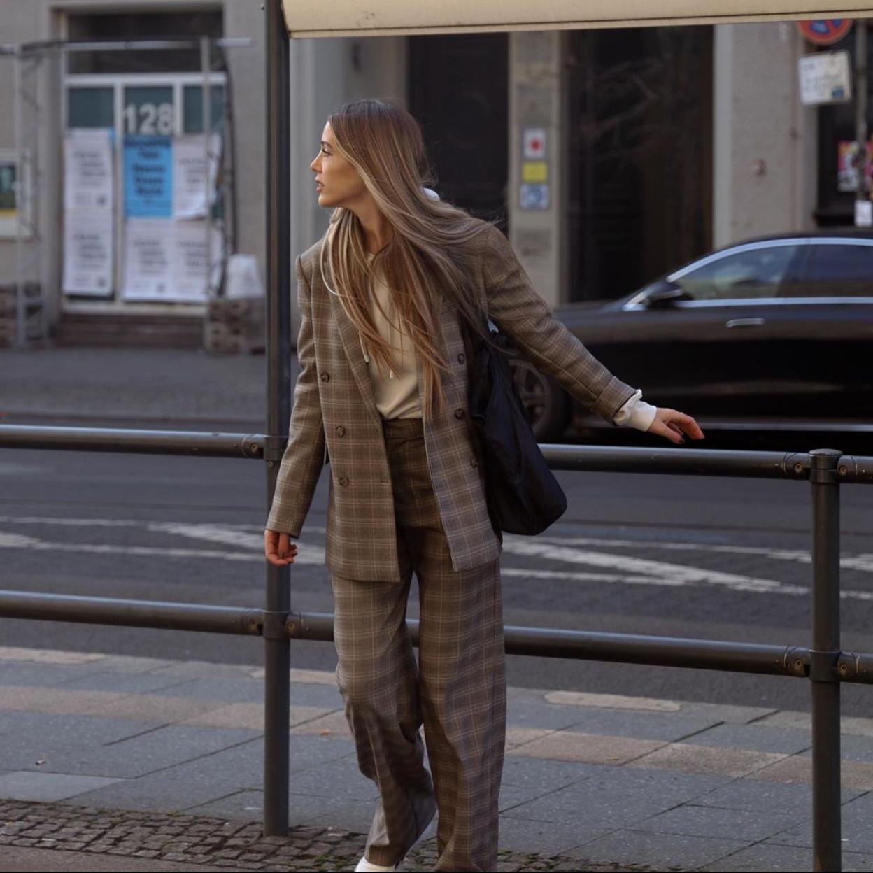 Tres trajes con estampado de cuadros que son perfectos para copiar la última tendencia de las influencers y llevarlo con sudadera