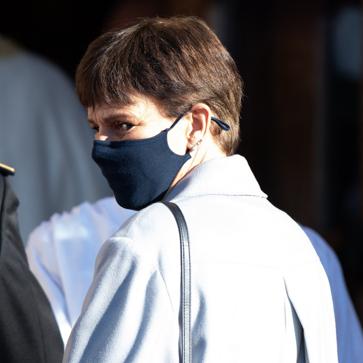 Imagen secundaria 1 - El cambio de look radical de Estefanía de Mónaco: corta por lo sano y se pasa a un corte de pelo pixie con flequillo muy favorecedor