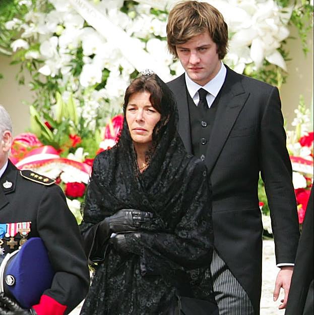 Un joven Ernesto Augusto de Hannover sustituyendo a su padre en el entierro de Rainiero de Mónaco.