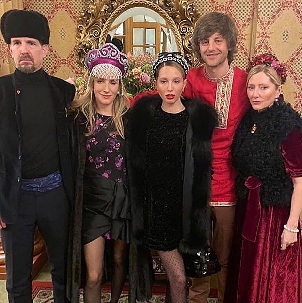 Ernesto Augusto de Hannover junto a su mujer Ekaterina, Olympia de Grecia y sus padres, Marie-Chantal y Pablo de Grecia en una fiesta de disfraces