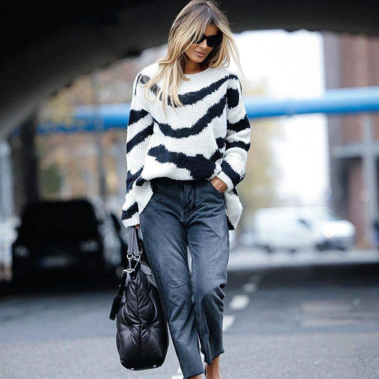 Pincha en la foto para ver las camisas estampadas de Zara, la prenda que necesitas para conseguir un look con pantalones envidiable