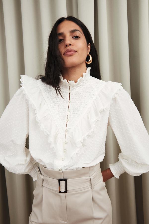 Camisa blanca con volantes.