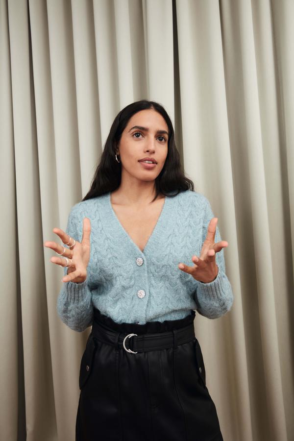 Cárdigan azul con botones joya.