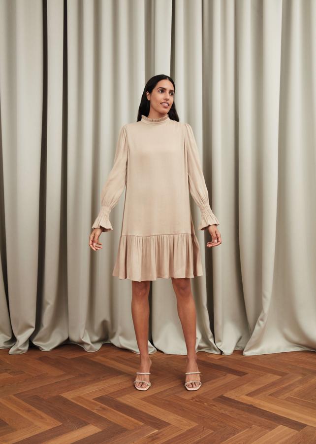 Vestido con cuello subido y volante en el bajo (29,99 euros).