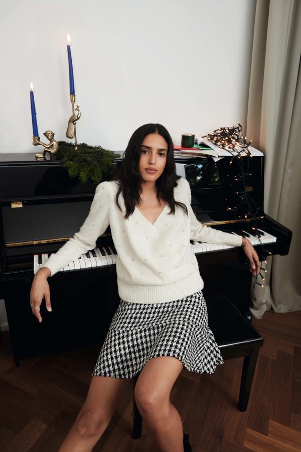 Jersey crudo con brillantes y falda mini de estampado pata ed gallo.