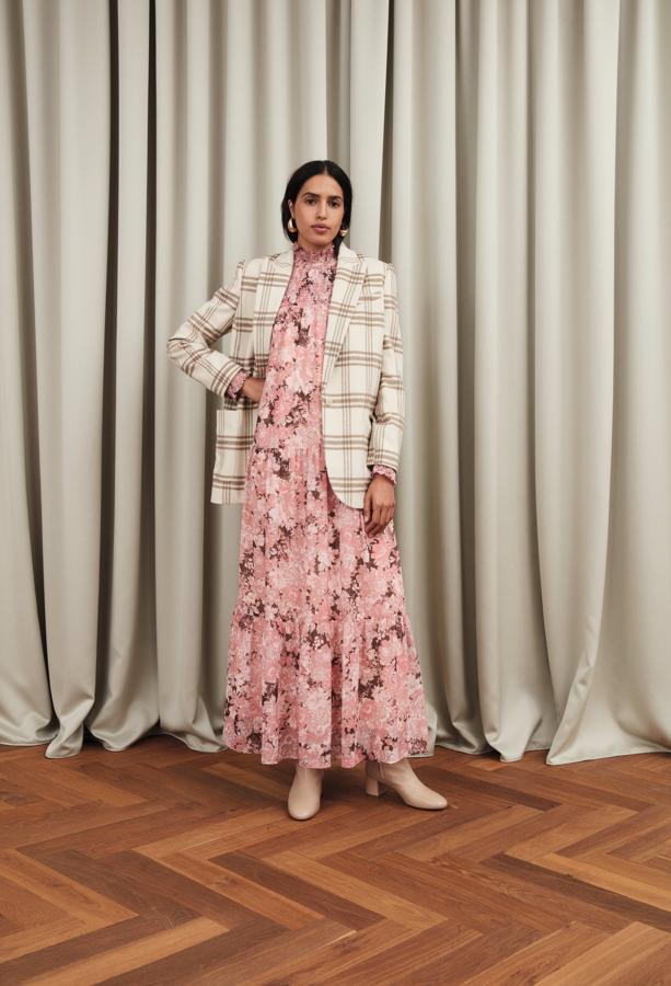 Vestido largo de flores en color rosa y blazer de cuadros.